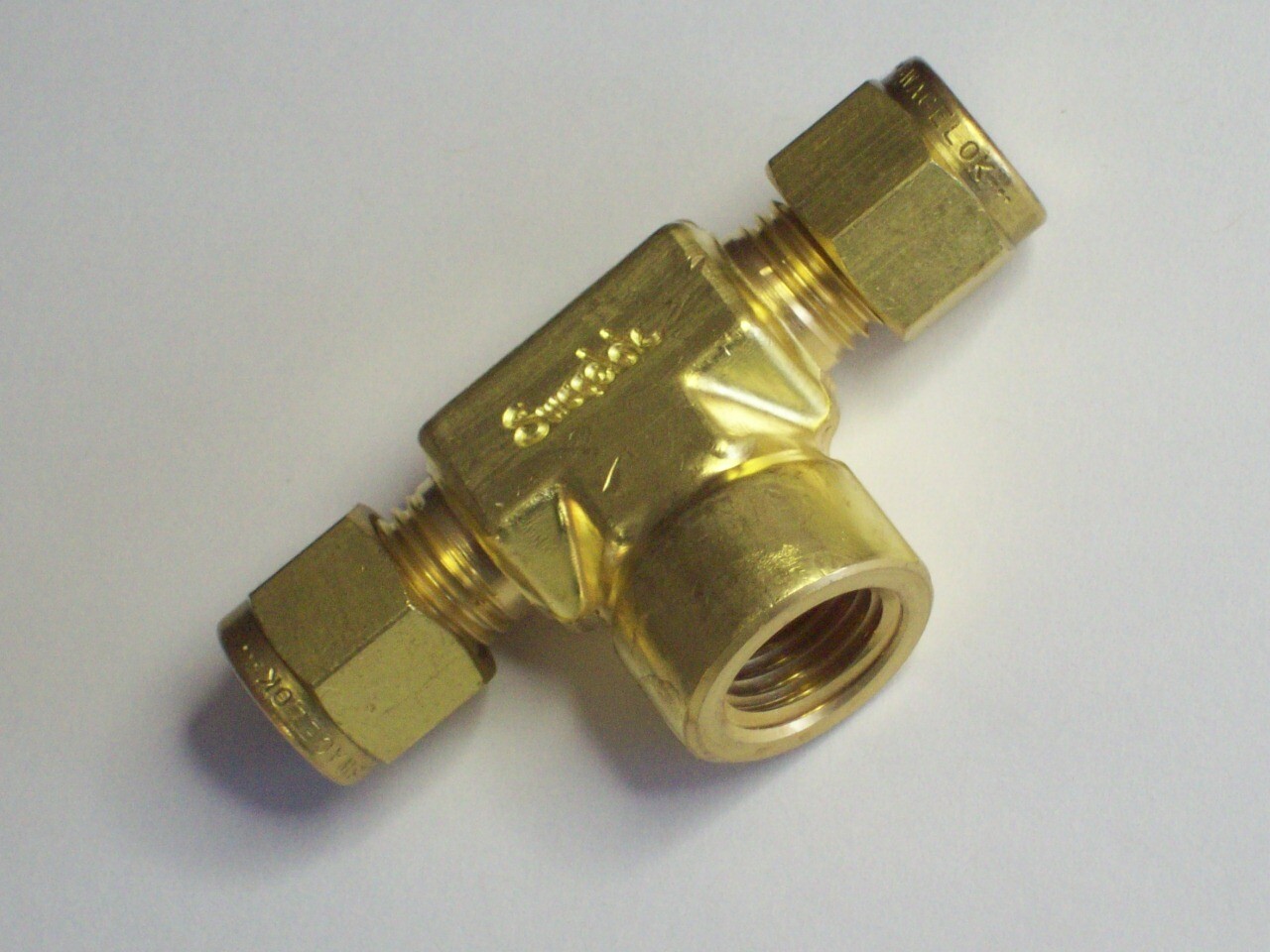 1 – Swagelok Brass Tee Fitting, 1/4″ OD Tube x 1/4″ Female NPT, B-400-3-4TTF