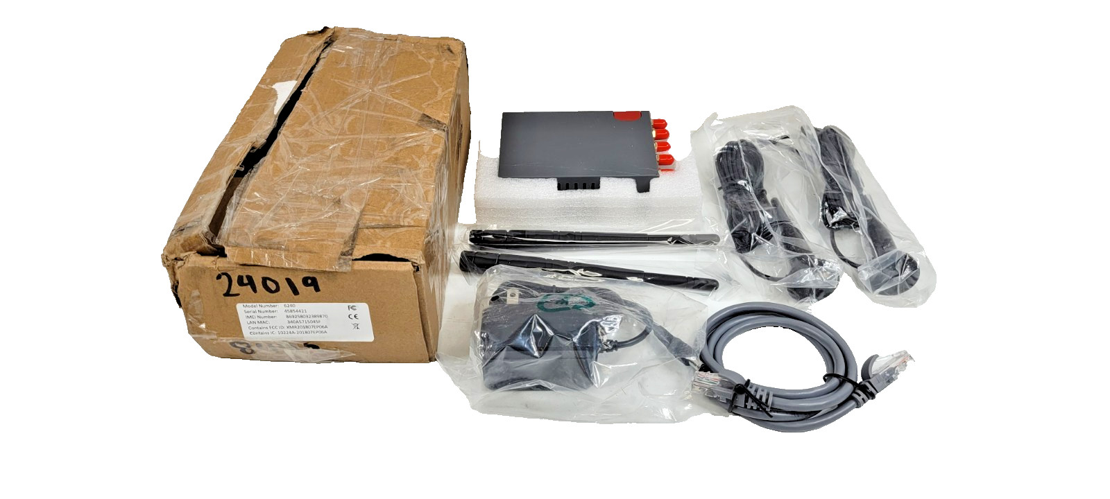 6240 4G LTE CELLULAR ROUTER w/ ANTENNAS AND POWER SUPPLY