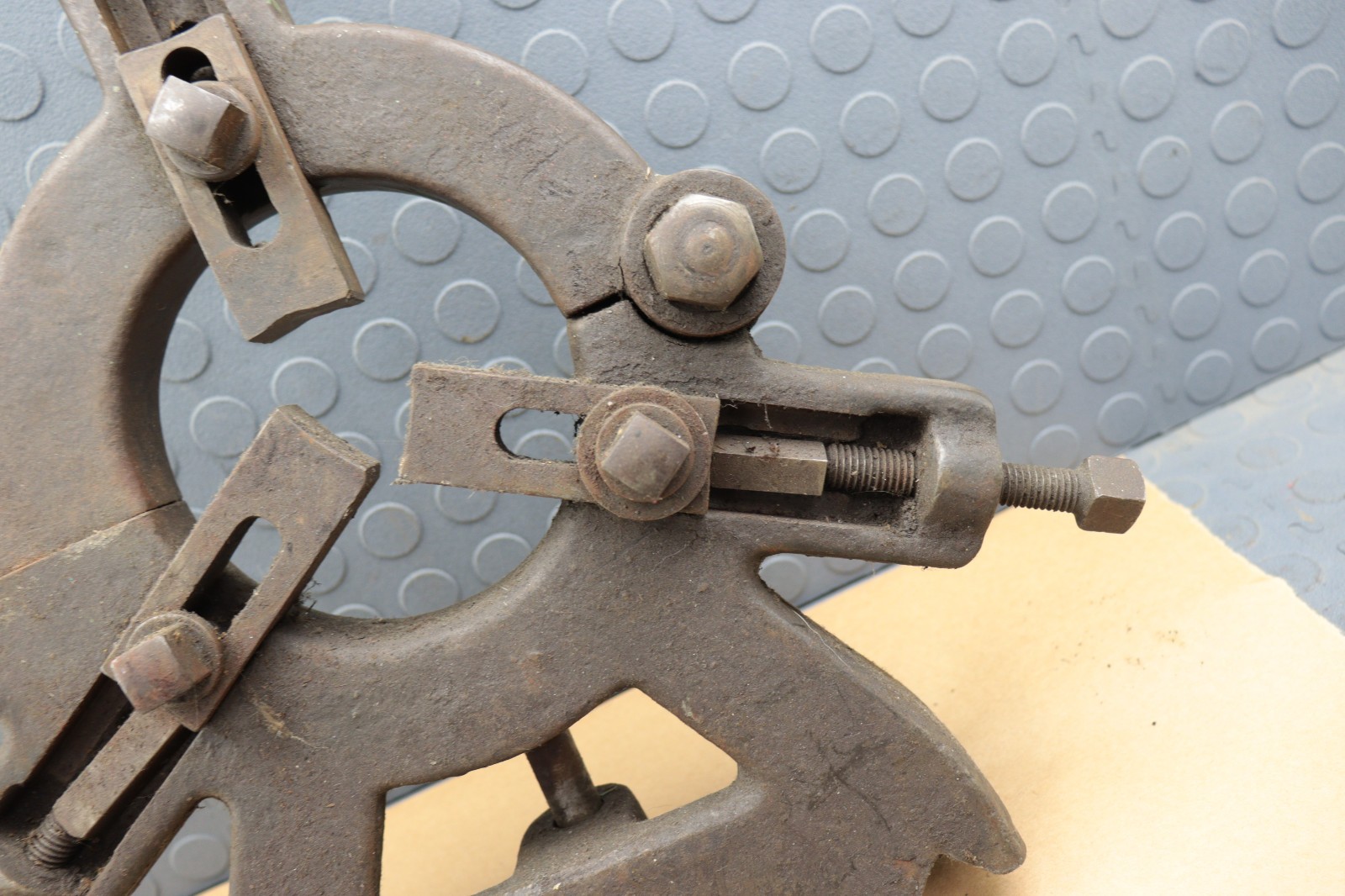 LATHE STEADY REST UNKNOWN WHAT IT FITS