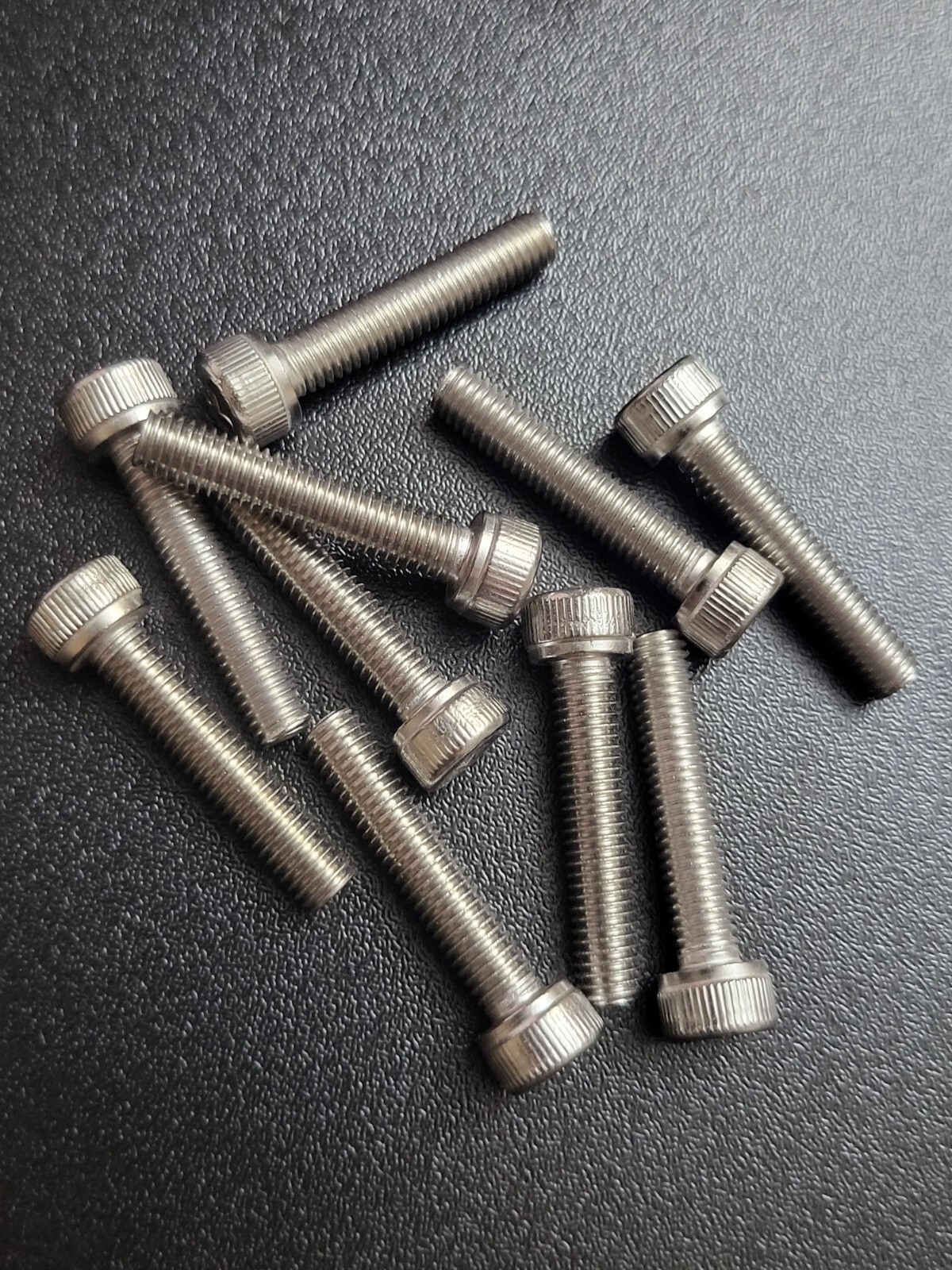 1000 Each New M5 X 25mm Socket Head Cap Screws bolts stainless steel.