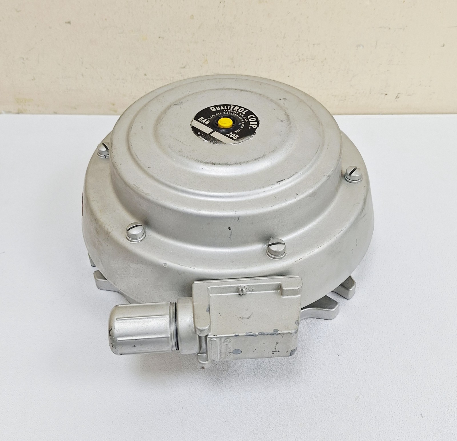 Qualitrol 208 / SP 1954008 P011 / 208 Series Pressure Release Device 0.55 BAR