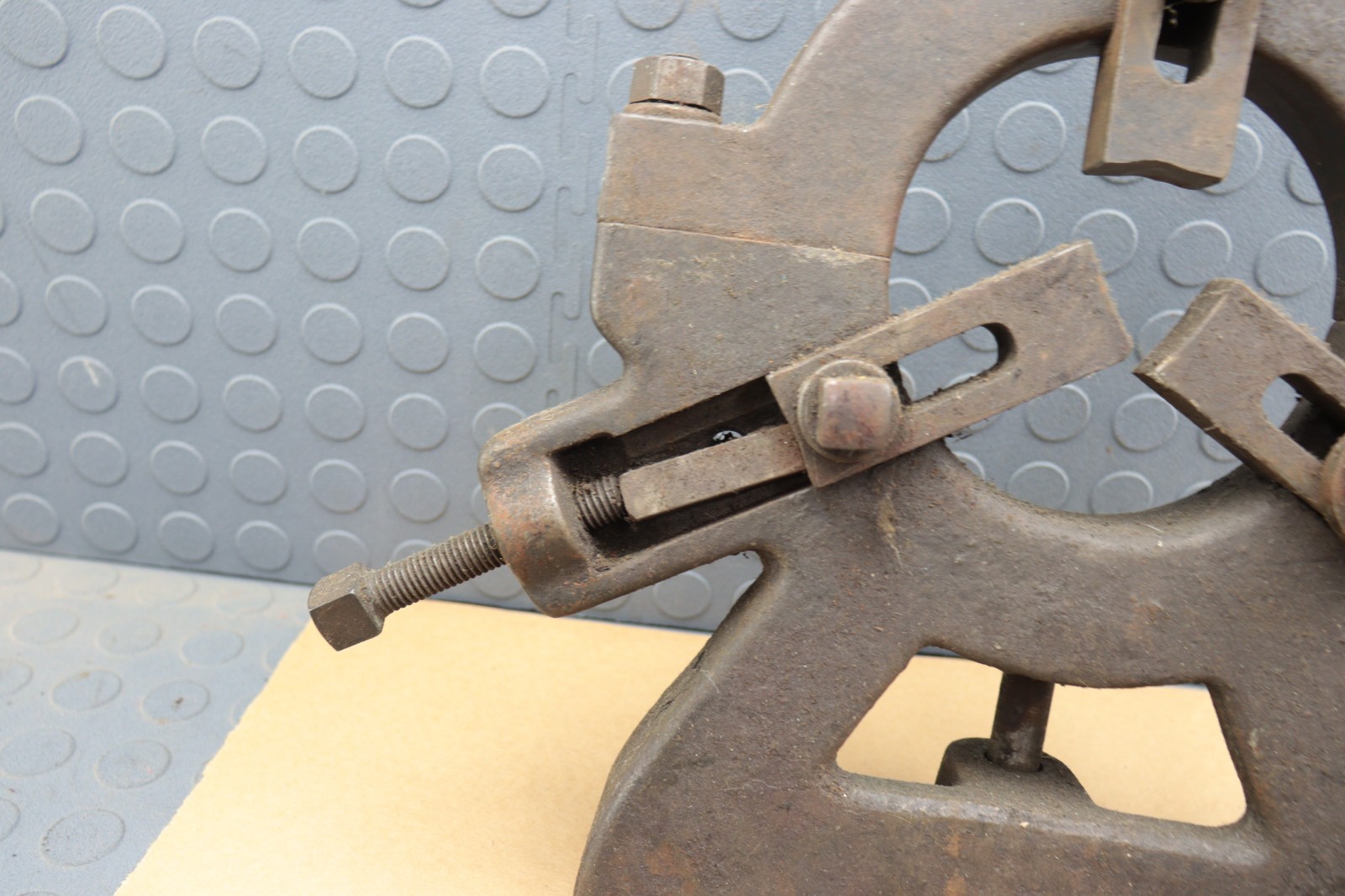 LATHE STEADY REST UNKNOWN WHAT IT FITS