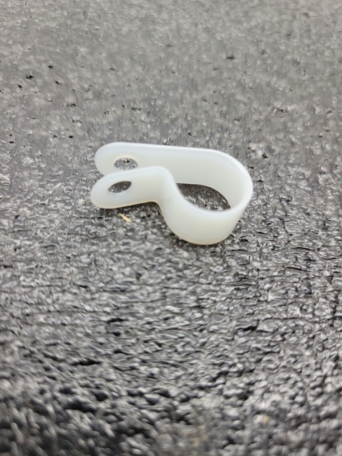 x50 ESSENTRA 7/16″ LOOP CABLE CLAMP 3/8 WIDE #8 HOLE ROUND WHITE NYLON P-CLIP
