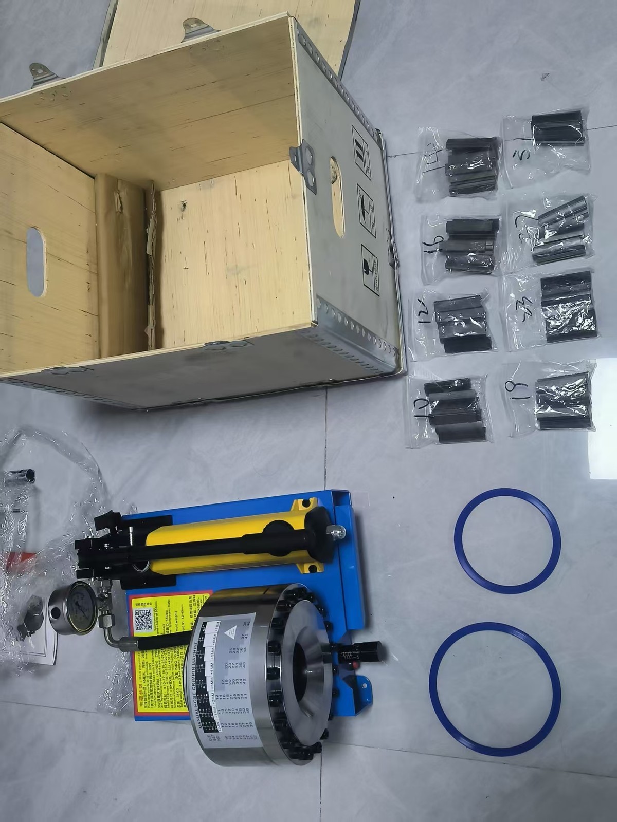 Portable Manual Crimping Tool 8 Molds Included 10mm to 31mm Size Unit