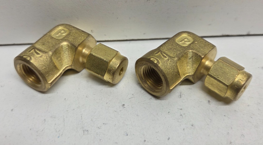 LOT OF 2 NEW NO BOX! PARKER 1/8″ TUBE OD X 1/8″ FNPT BRASS ELBOWS 2FEL2N-B