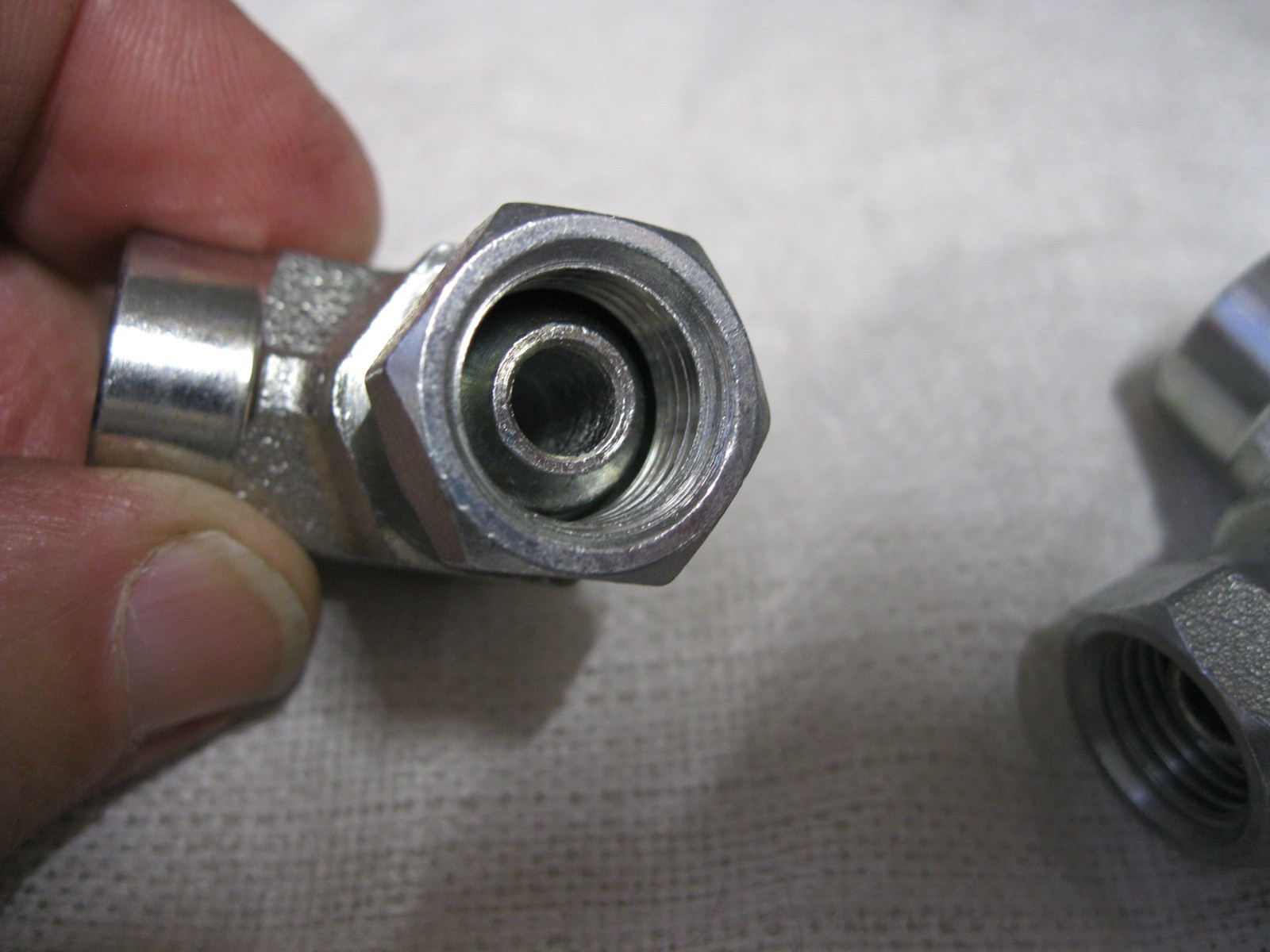 2 qty, 1/4 Female Pipe (NPT) x 1/4″ Female Pipe Swivel (NPSM) 90° Elbow