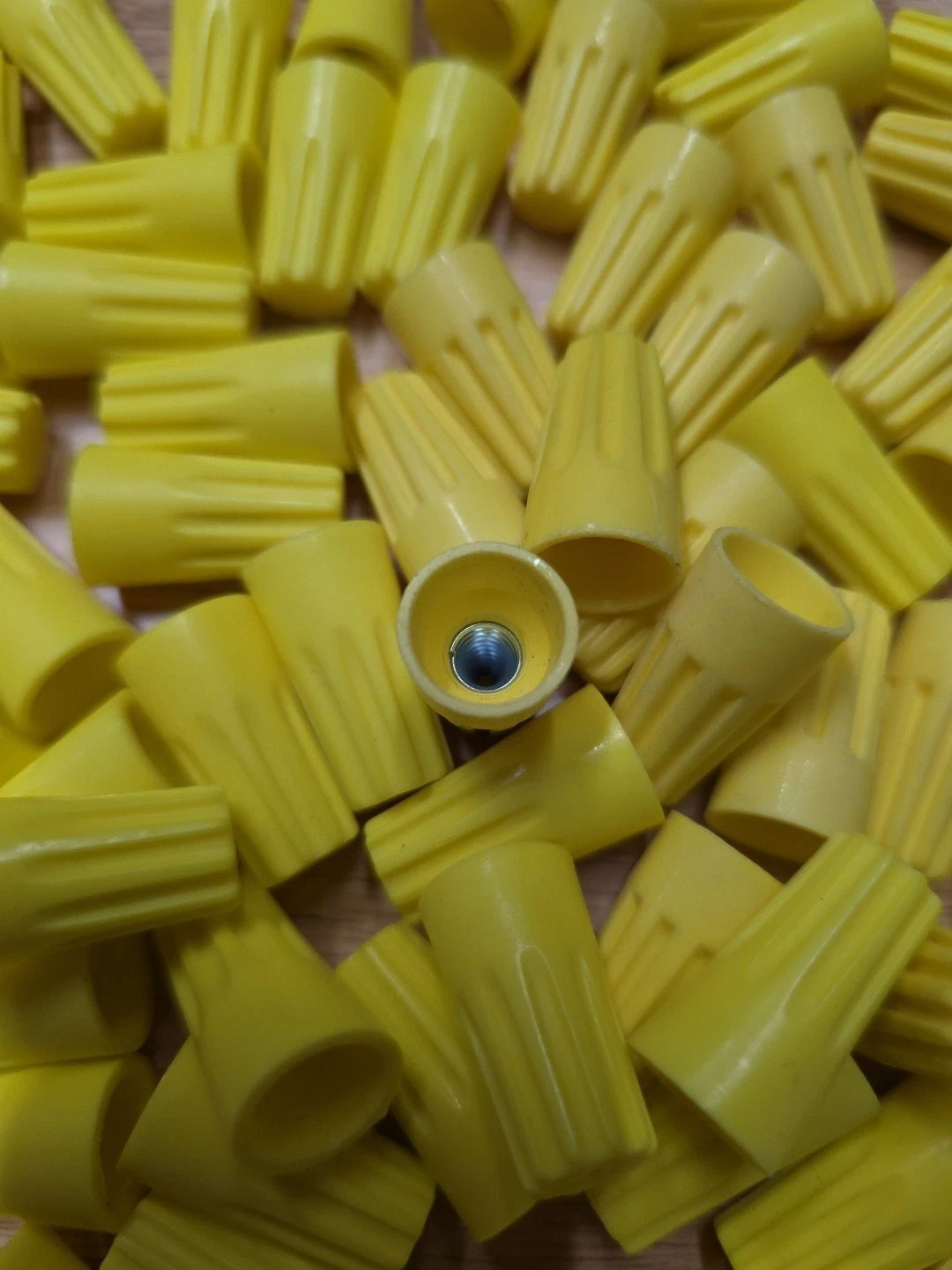 (100 count) ELECTRICAL WIRE CONNECTORS SIZE 74B NUTS YELLOW